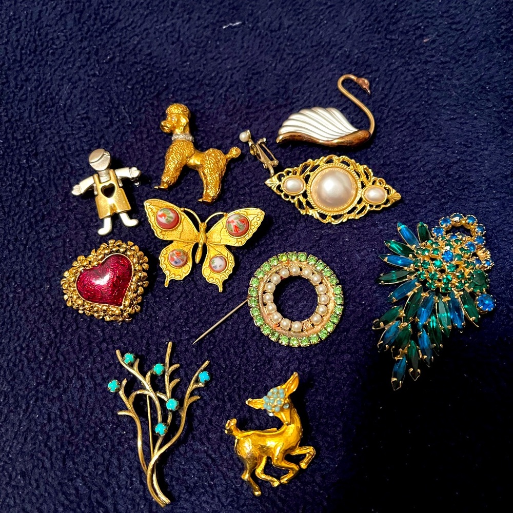 Elegant Gold and Blue Brooch Set